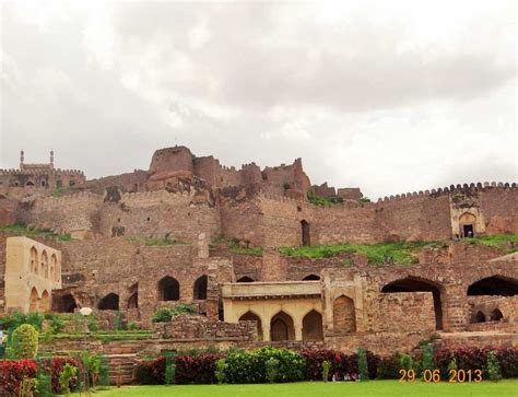 Golconda Fort - En mäktig fästning från 1300-talet med en fascinerande akustisk historia!