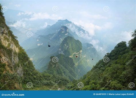 Tianmen Mountain: En majestätisk bergstopp med spektakulära utsikter!